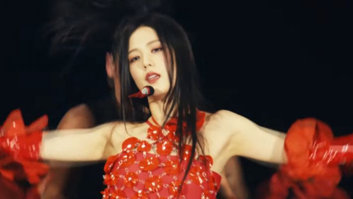 Jisoo (BLACKPINK) gây sốt với visual đẹp như nữ thần tại lễ hội âm nhạc Coachella