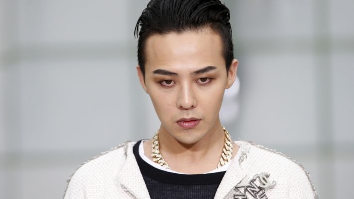Từng là ‘Biểu tượng thời trang’ của Kpop, G-Dragon ngày càng lạ khi diện quần ngắn cũn cỡn