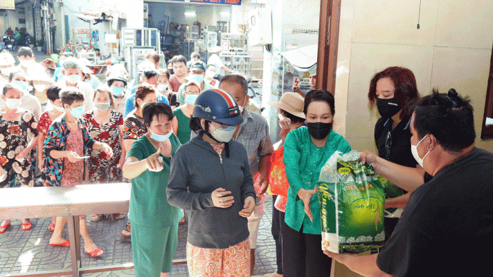 Vợ chồng Việt Hương cùng Hoài Tâm, Hoàng Mập đi phát 10 tấn gạo từ thiện