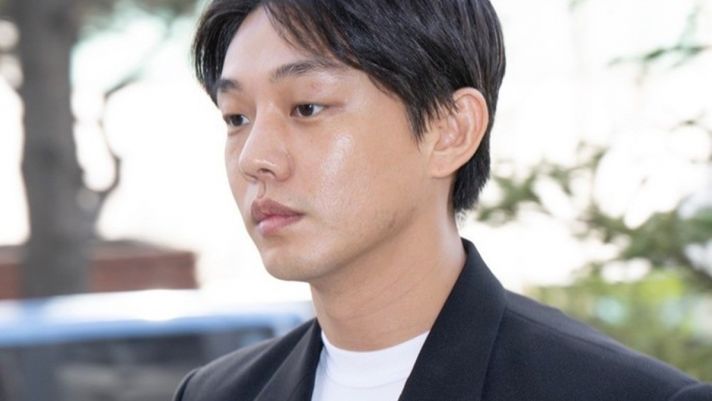 Nam diễn viên Yoo Ah in 'quay xe' khi bắt gặp dàn phóng viên đứng chắn trước cửa đồn cảnh sát