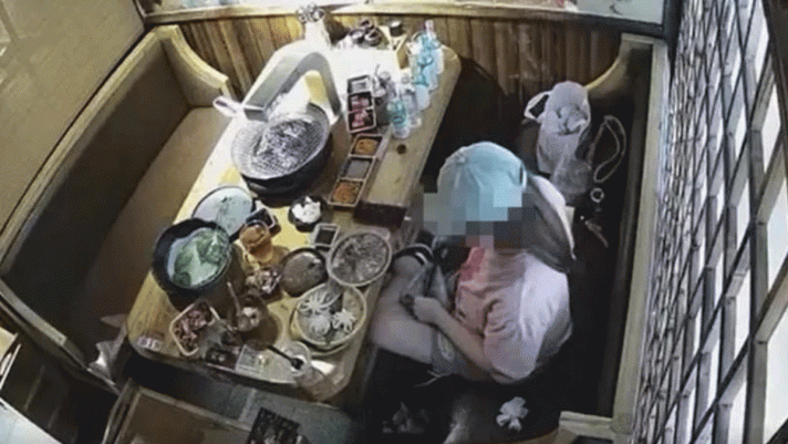Netizen xôn xao việc cô gái bị chủ nhà hàng phạt 150 triệu đồng khi lấy đồ ăn buffet thừa mang về