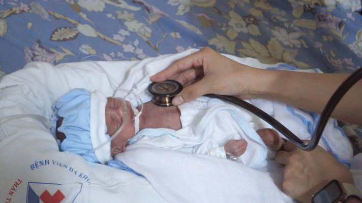 Sau 40 ngày ở viện, bé trai sinh lúc 29 tuần tuổi và nặng 600g tại Phú Thọ sở hữu số cân không tưởng