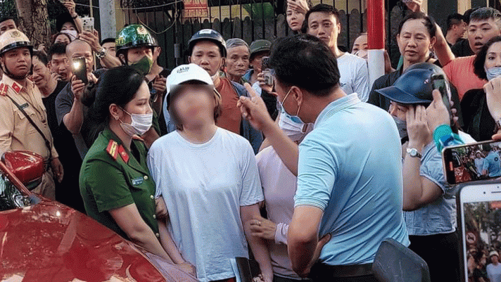 Hải Phòng: CA quận Hồng Bàng thông tin mới nhất về vụ nữ lái xe vượt đèn đỏ, cố thủ trong xe 2 tiếng