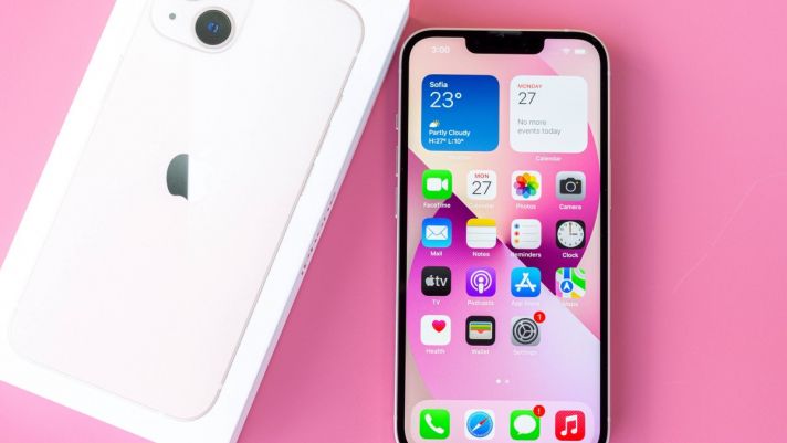 iPhone 13 chốt giá 16 triệu cuối tháng 5, quyết không cho Galaxy S22 Ultra ‘vượt mặt’