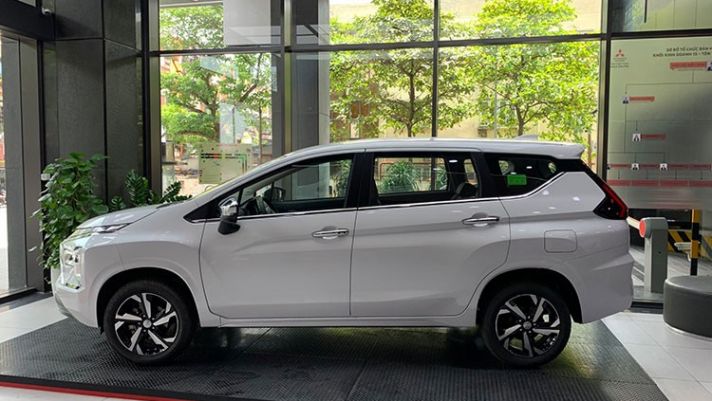 Mitsubishi Xpander AT Premium giảm giá cực sâu hút khách Việt, quyết vùi dập Toyota Veloz Cross