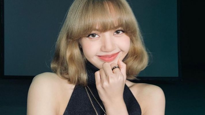 Phản ứng của Lisa (BLACKPINK) khi thấy món quà có gắn camera theo dõi