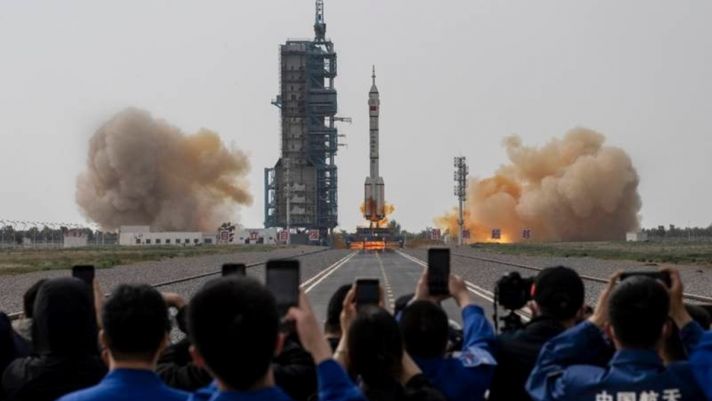 Trung Quốc chính thức đưa phi hành gia dân sự đầu tiên lên trạm vũ trụ