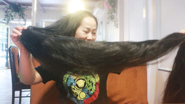 Người phụ nữ tóc dài nhất Việt Nam gội đầu mất hàng tiếng đồng hồ, không dám vận động mạnh