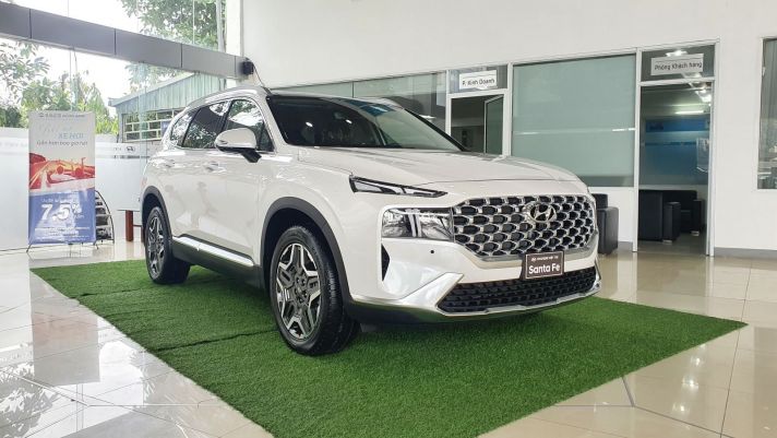 Toyota Fortuner ‘sợ điếng người’ vì Hyundai Santa Fe giảm giá tới 300 triệu đồng thu hút khách Việt