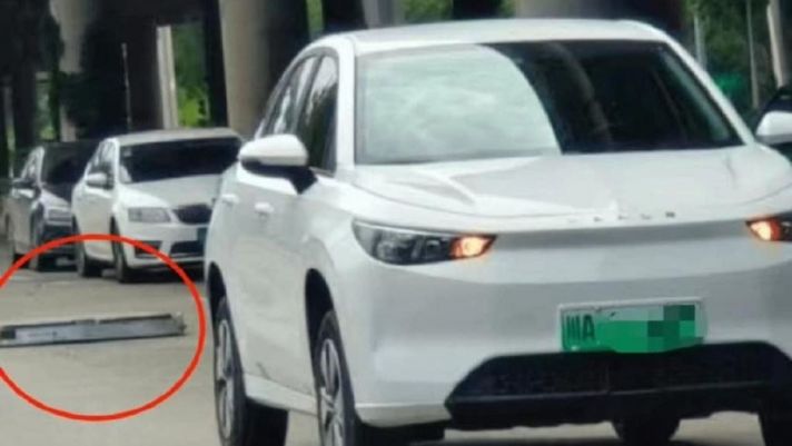 Dân tình 'xôn xao' vì mẫu xe điện Trung Quốc rơi pin khi đang chạy trên đường