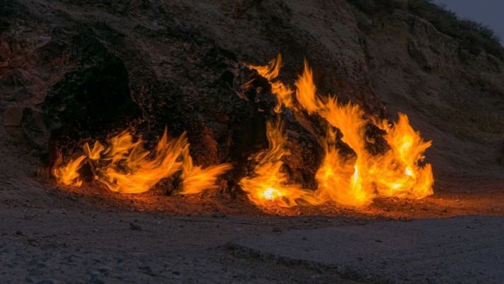 Ngọn lửa 'bất tử' 4.000 năm cháy bất chấp mưa tuyết, vỡ òa khi biết lý do đằng sau