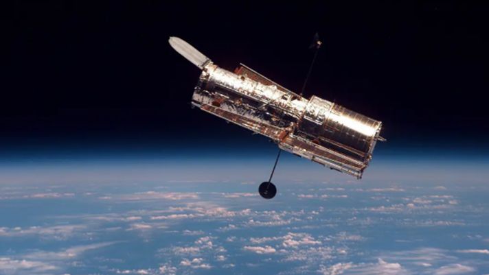 'Siêu quái vật thiên hà' bị kính viễn vọng Hubble của NASA 'tóm gọn' trong lòng bàn tay