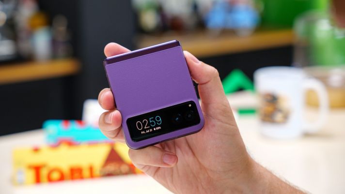 Trên tay Motorola Razr 40 màu tím ‘mộng mơ’, đối thủ tầm trung của Galaxy Z Flip4 có gì hấp dẫn?