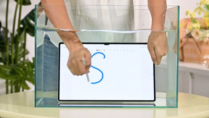 Bút S Pen của Samsung Galaxy Tab S9 Ultra được thử nghiệm dưới nước, cho kết quả bất ngờ