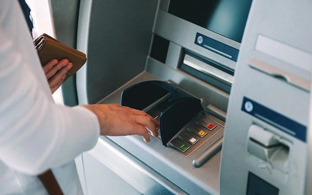 Rút tiền tại cây ATM, tài khoản đã trừ tiền nhưng ATM không nhả tiền, làm cách này để lấy lại