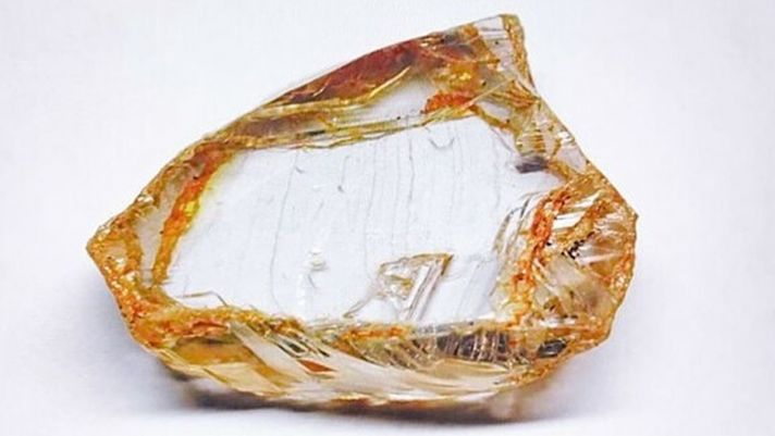 Phát hiện viên kim cương quý hiếm lớn nhất thập kỷ ở Nga, hình dạng kỳ lạ khiến nhiều người tò mò
