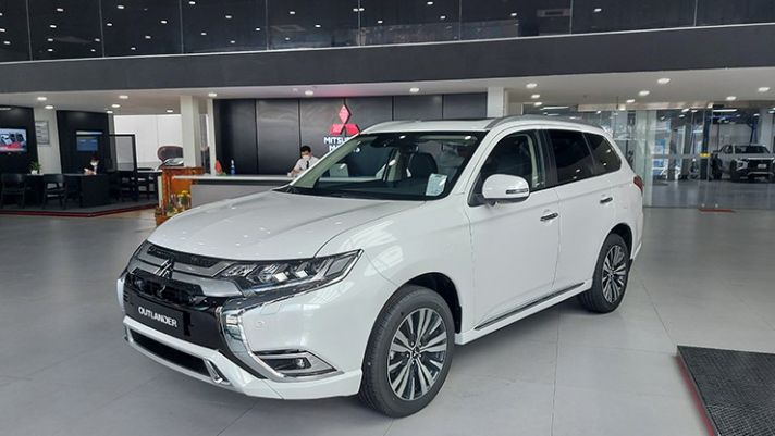 Giá xe Mitsubishi Outlander lăn bánh tháng 9/2023: Ngập ưu đãi, thách thức Mazda CX-5 và Honda CR-V