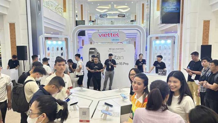 Viettel Store “chơi lớn”: Trả hàng iPhone 15 trong đêm, mở bán tại Royal City trong 3 ngày