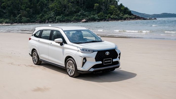 Giá xe Toyota Veloz Cross lăn bánh tháng 10/2023 tưng bừng khuyến mại, đè bẹp Mitsubishi Xpander