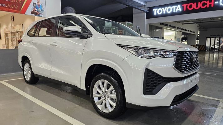 Đại lý bán Toyota Innova Cross ‘kèm lạc’ 50 triệu đồng, khách Việt liệu có ‘quay xe’?