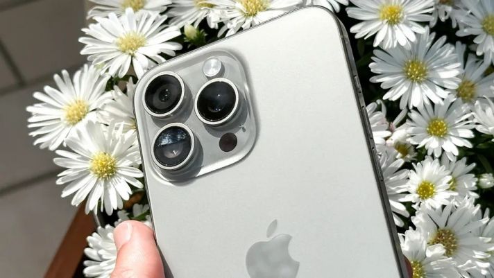 iPhone 15 Pro Max Titan tự nhiên sẵn hàng trở lại, đại lý giảm mạnh tay hút khách Việt lên đời