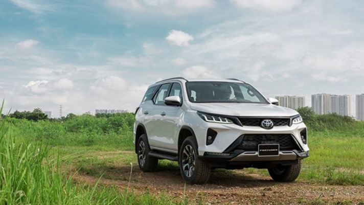 Giá xe Toyota Fortuner lăn bánh tháng 11/2023 ở mức cực rẻ, ‘ăn đứt’ Ford Everest nhờ ưu đãi khủng