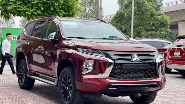 ‘Kình địch’ của Toyota Fortuner ra mắt phiên bản mới đẹp lung linh, giá bán đe nẹt Ford Everest