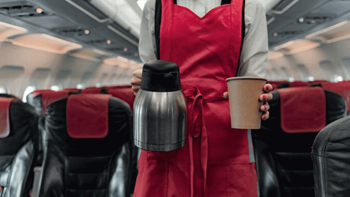 Tiếp viên hàng không tiết lộ lý do không nên uống cà phê trên máy bay khiến nhiều người ‘giật mình’