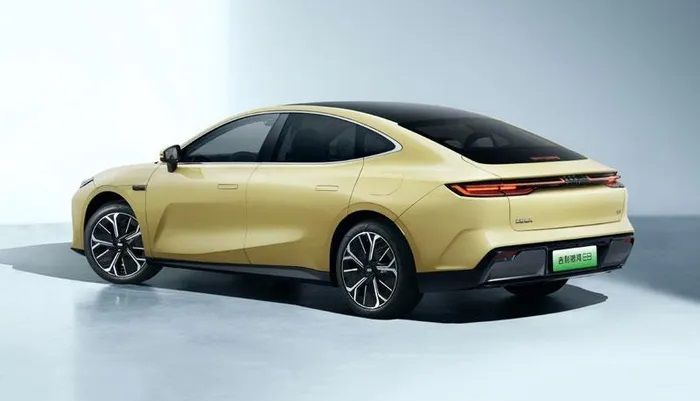 ‘Chiến thần’ sedan lớn hơn Toyota Camry giá 615 triệu đồng ra mắt: Thiết kế đẹp mắt, nhiều công nghệ