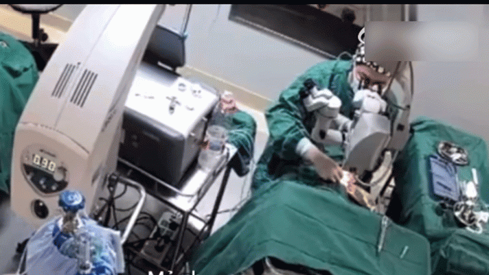 Netizen phẫn nộ trước sự việc bác sỹ đấm liên tục vào đầu nữ bệnh nhân 82 tuổi khi đang phẫu thuật