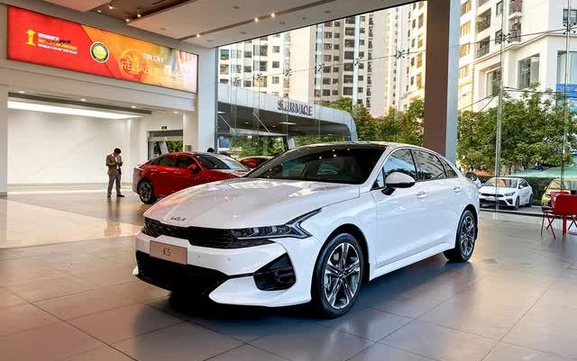 Giá xe Kia K5 lăn bánh cuối tháng 12/2023 kèm ưu đãi khủng: Toyota Camry khó giữ ‘ngôi vương’