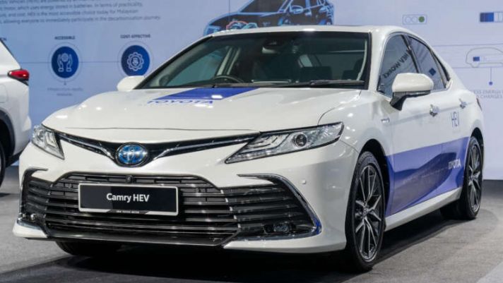 Toyota Camry Hybrid lộ diện trước thềm ra mắt: Thiết kế đẹp mê ly, ‘ăn đứt’ Mazda 6 và Honda Accord