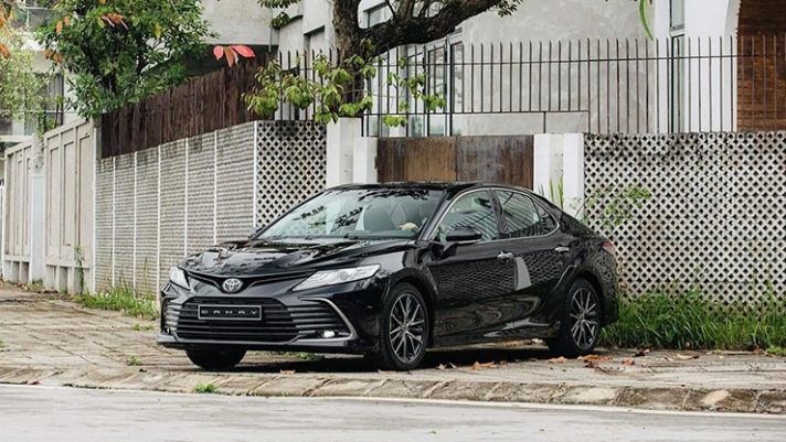Giá lăn bánh Toyota Camry cuối tháng 2/2024 rẻ khó tin, cơ hội vàng để khách Việt tậu xe