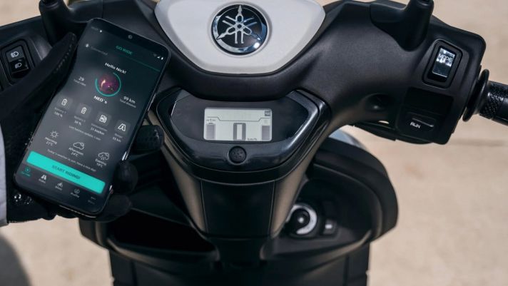 Quên Honda Vision và LEAD đi, Yamaha ra mắt ‘tân binh’ xe tay ga cực độc đáo, có đèn LED, màn hình LCD