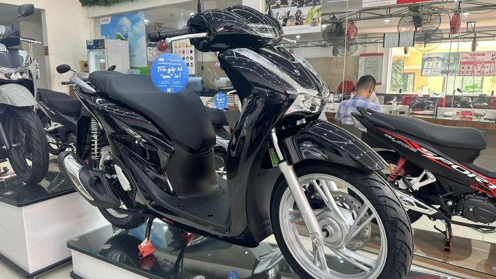 Bảng giá xe Honda SH cuối tháng 7/2024 giảm cực mạnh, khách Việt đổ xô đặt mua vì rẻ như xe bình dân