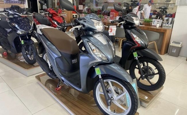 Bảng giá xe Honda Vision cuối tháng 7/2024 giảm cực mạnh, giá rẻ như Future khiến dân tình xôn xao