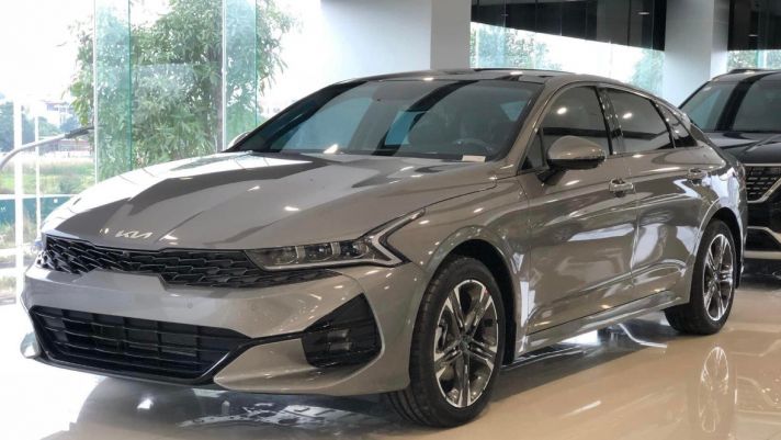 Giá xe Kia K5 lăn bánh giữa tháng 8/2024 ‘rẻ như cho’, hứa hẹn khiến Toyota Camry ‘thất sủng’