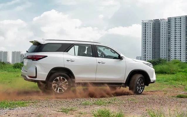 Giá xe Toyota Fortuner lăn bánh cuối tháng 8/2024 hấp dẫn khách Việt, quyết đấu Ford Everest