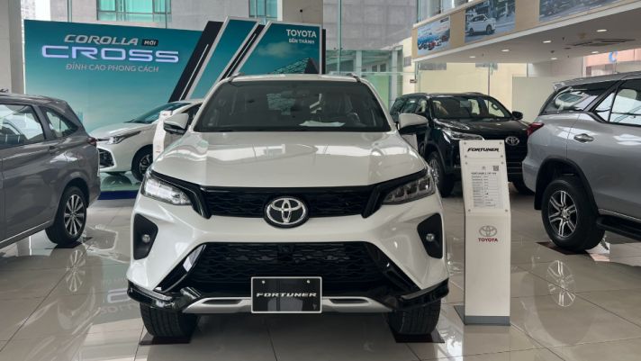 Giá lăn bánh Toyota Fortuner cuối tháng 9/2024 có ưu đãi hấp dẫn, đại chiến Ford Everest và Santa Fe