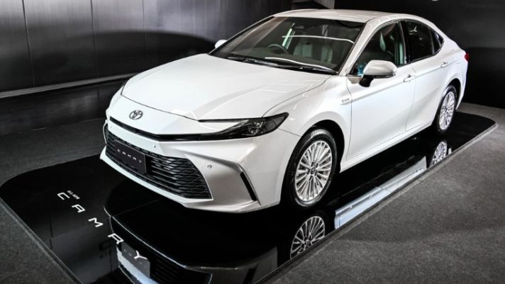 Toyota Camry 2025 chính thức 'trình làng': Xe mới nhưng giá cũ siêu hời, 'hạ' luôn Mazda 6 và Kia K5