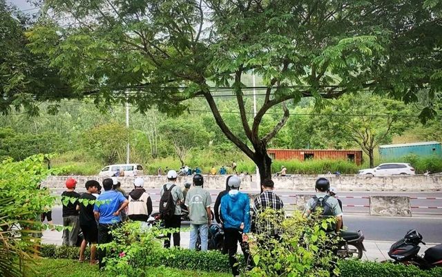 Người dân tá hỏa khi phát hiện ra mùi hôi thối phát ra từ 1 thùng container cũ bên vệ đường Nha Trang