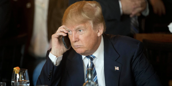 Điện thoại của Donald Trump có gì: Chức năng như iPhone ‘cục gạch’, 1 điểm khác biệt với người thường