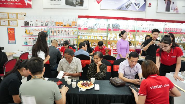 Từ cửa hàng đến chuyến tàu trải nghiệm: Viettel Store tạo dấu ấn mới trong ngày mở bán Galaxy Z Fold8 Ultra | Z Fold8 