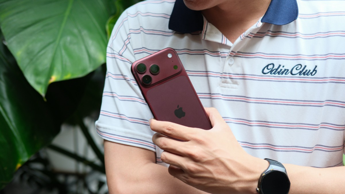 Trải nghiệm iPhone 18 Đỏ Burgundy: Dễ bám vân tay, có nên lên đời?