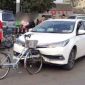 Hy hữu: Xe đạp tông vỡ cản trước Toyota Corolla Altis