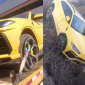 Siêu xe Lamborghini Urus rơi từ trên thùng xe cứu hộ xuống rãnh, bị nổ lốp trước