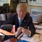 Ông Donald Trump từng dùng smartphone “cổ lỗ sĩ” Galaxy S3?
