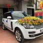 SUV hạng sang Range Rover làm xe hoa khiến cư dân mạng không khỏi sốc với bó hoa cưới