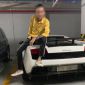 Dân mạng lên án người đàn ông ngồi lên chiếc Lamborghini Gallardo siêu hiếm, rồi ngã ngửa khi biết là chủ xe