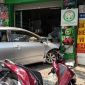 Thêm một người phụ nữ lái ô tô đâm thẳng cửa hàng bán hoa quả ở Hà Nội